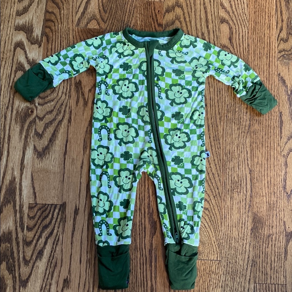 Green shamrock print Kiki+Lulu bamboo zippered footie, size newborn. Great cond